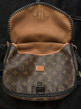 Load image into Gallery viewer, Beautiful Shyylo crossbody with black leather braided detail. Louis. Free giftcard with purchase.