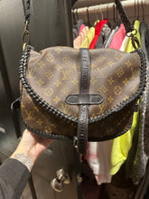 Load image into Gallery viewer, Beautiful Shyylo crossbody with black leather braided detail. Louis. Free giftcard with purchase.
